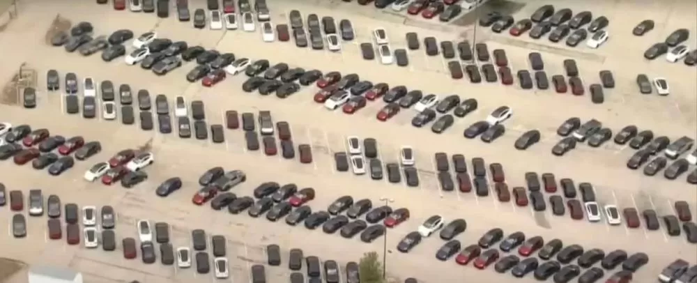 Tesla enfrenta una fuerte presión de inventario en Estados Unidos, y los estacionamientos se han convertido en un mar de autos