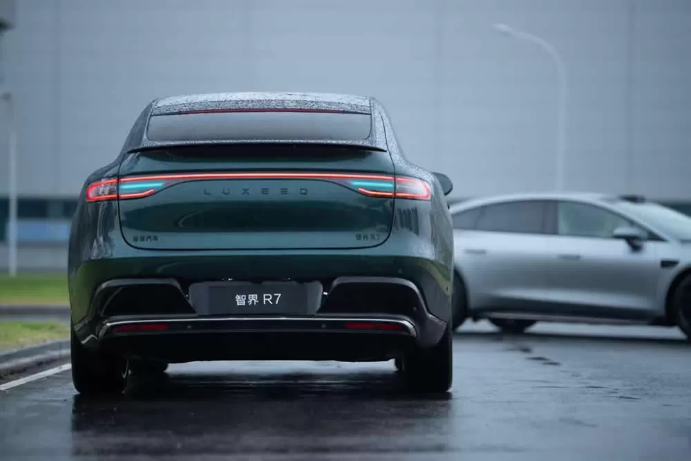LUXEED R7