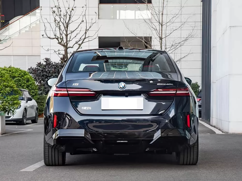 بي ام دبليو آي 5 2026